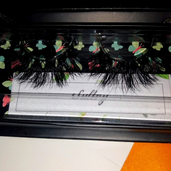 !!NEW RELEASE!! Hot Commodity Lashes - Picture 3 of 6